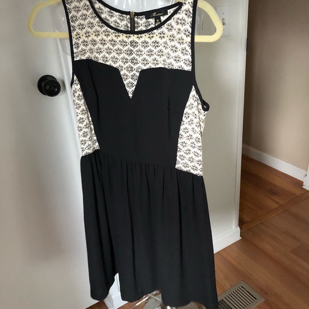 Dresses - Picture 2 of 8